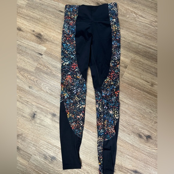 Lululemon Wake & Train Black Flowerescent Color Block Tight 28" Leggings size 6 - Picture 1 of 4